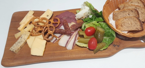 Brettjause - Imbiss am Alten Kosnum mit regionalen Produkten der Fleischerei Sinapius aus Hoyerswerda und der Milchwelt Kotten